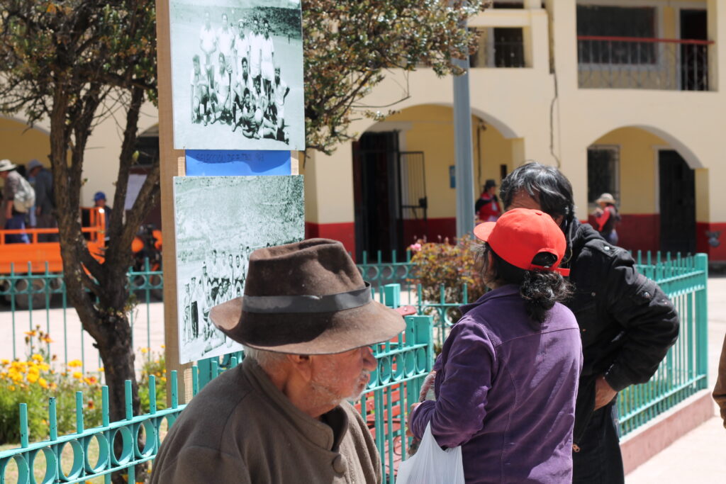 Exposición de fotografías en el 2014 en la plaza de Huanca Sancos como parte del proyecto Reparando Ciudadanías. Fotografía de María Eugenia Ulfe, mayo del 2014.