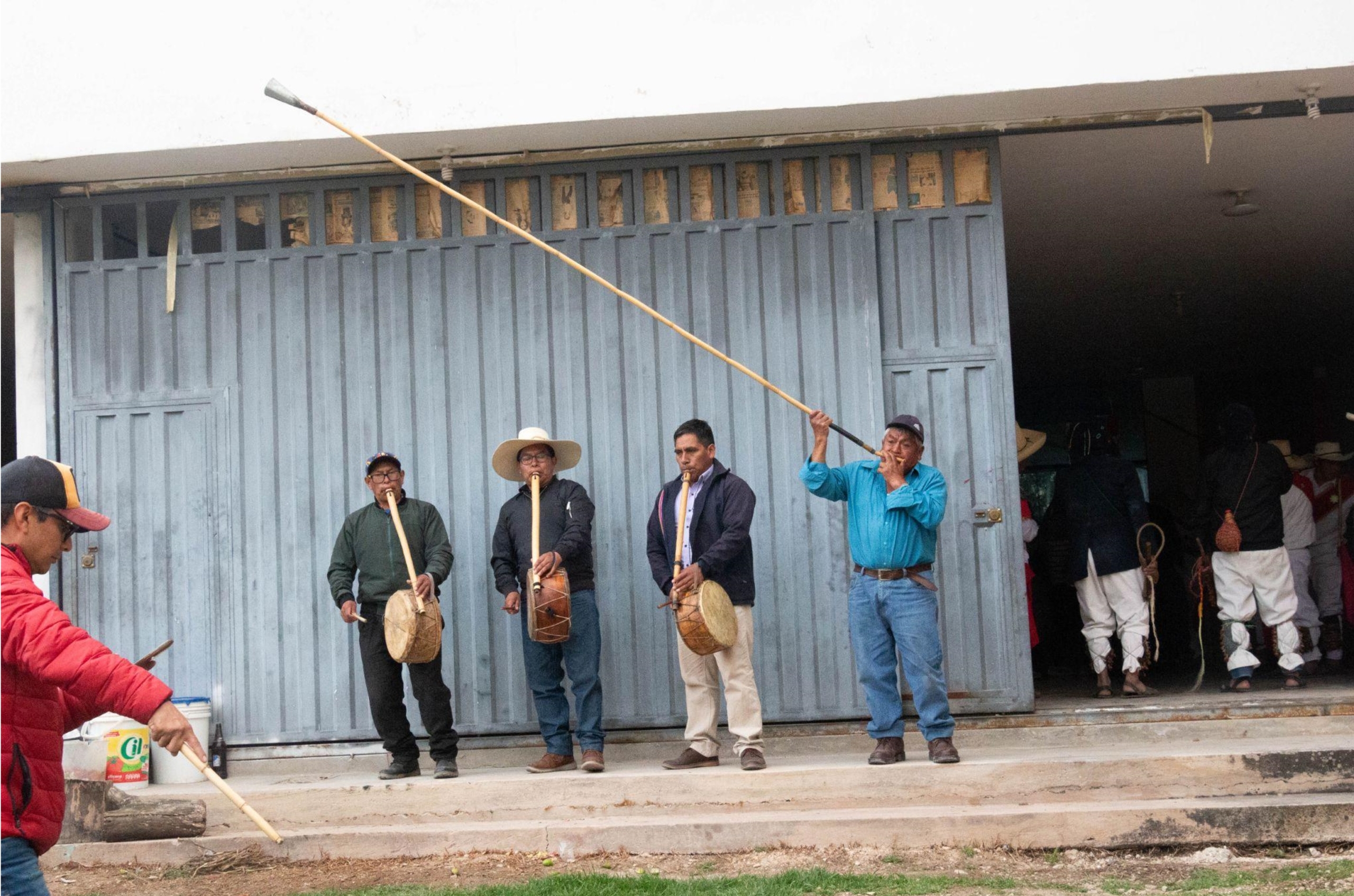 Músicos fuera de casa del mayordomo durante la Fiesta de San Lucas - Centro Poblado Otuzco, Baños del Inca, CajamarcaCol. IDE-PUCP, 2024 